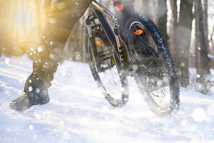 Zimní snowbiking na sněhu v přírodě