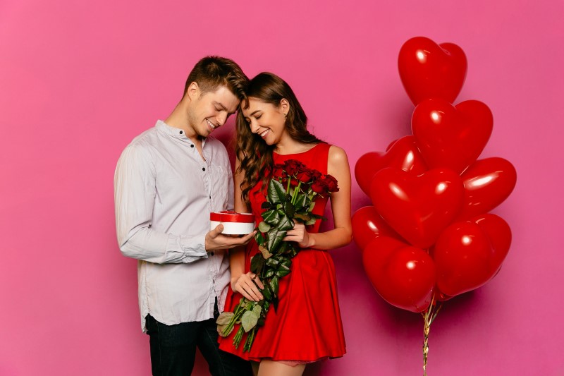 Zamilovaný pár si dává dárky na Valentýna
